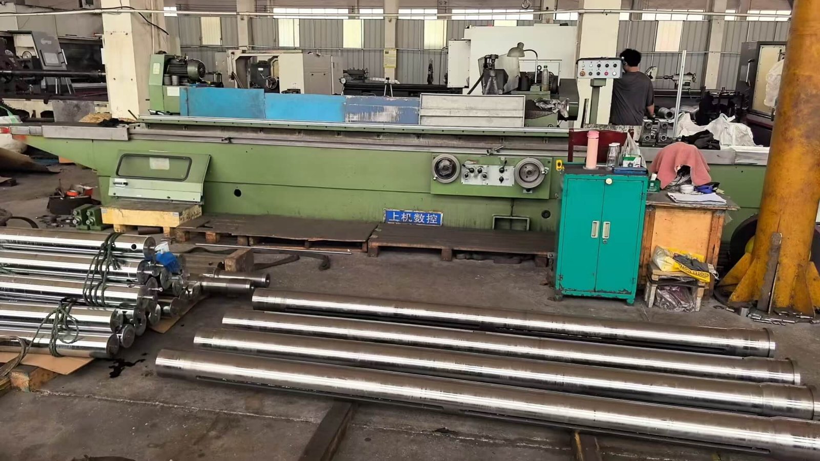Mirror-like hard chrome plated hydraulic piston rod for high pressure hydraulic systems